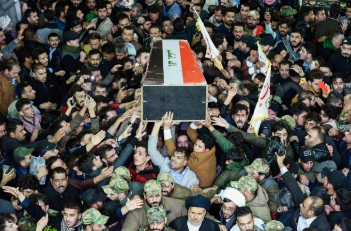 Le cercueil d'Abou Mehdi al-Mouhandis, numéro deux du Hachd al-Chaabi est porté par des Irakiens à Najaf, le 4 janvier 2020