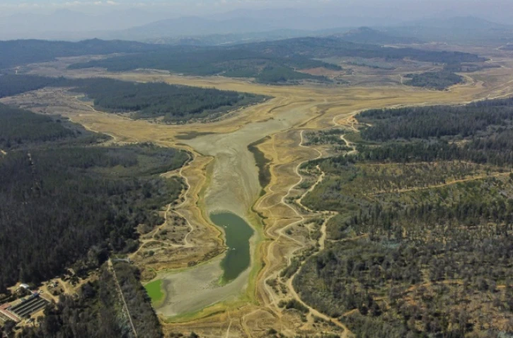 Vue aérienne du lac Peñuelas, dans la région de Valparaiso, le 18 mars 2022, qui n'est plus qu'à 0,2% de sa capacité