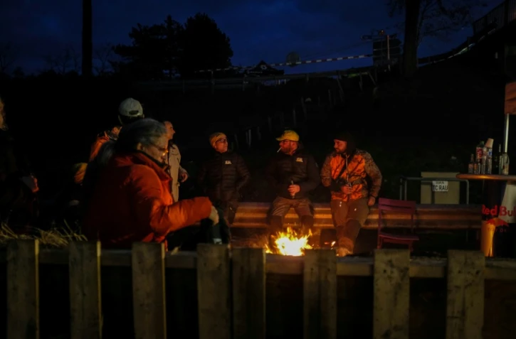 Des participants au blocage de l'autoroute A63 à Cestas, au sud de Bordeaux, sont rassemblés autour d'un feu le 24 décembre 2025