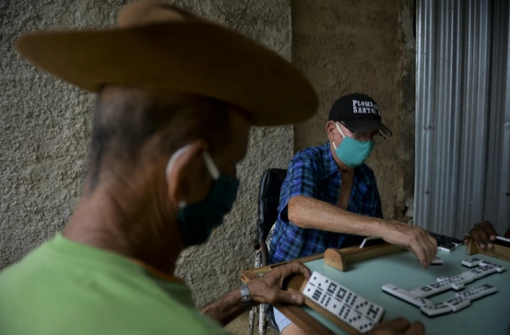 Deux amis cubains se retrouvent pour une partie de dominos, le 18 juin 2020 à San José de Las Lajas, dans la province de Mayabeque, à l'est de La Havane