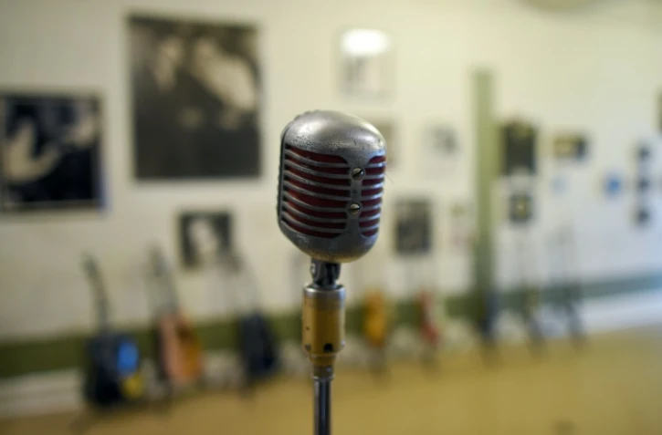 Un microphone dans un ancien studio d'enregistrement