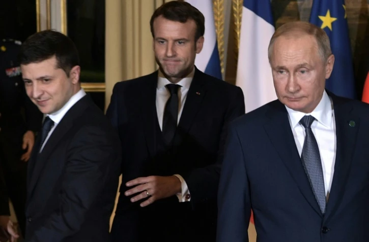 Le président ukrainien Volodymyr Zelensky (gauche) et son homologue russe Vladimir Poutine (droite), lors d'une rencontre à Paris le 9 décembre 2019 en présence du président français Emmanuel Macron (centre)