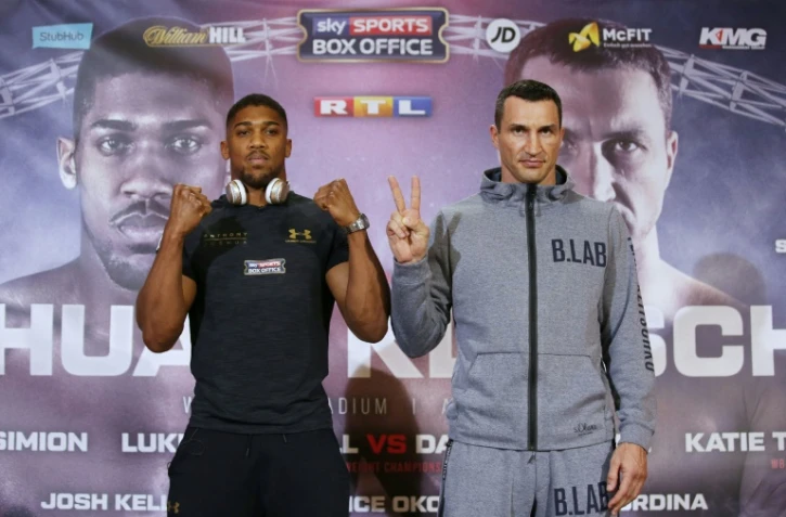 Le Britannique Anthony Joshua (g) et l'Ukrainien Wladimir Klitschko pose lors d'une conférence de presse, le 27 avril 2017 à Londres