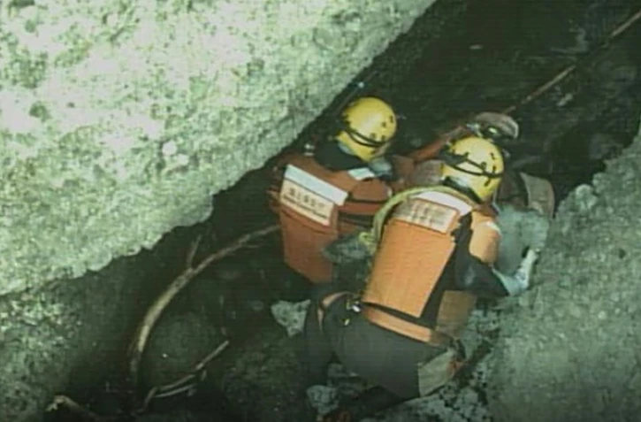 Photo diffusée le 24 avril 2022 par les garde-côtes japonais de secouristes recherchant des victimes après le naufrage d'un bateau touristique au large de la péninsule de Shiretoko, au Japon