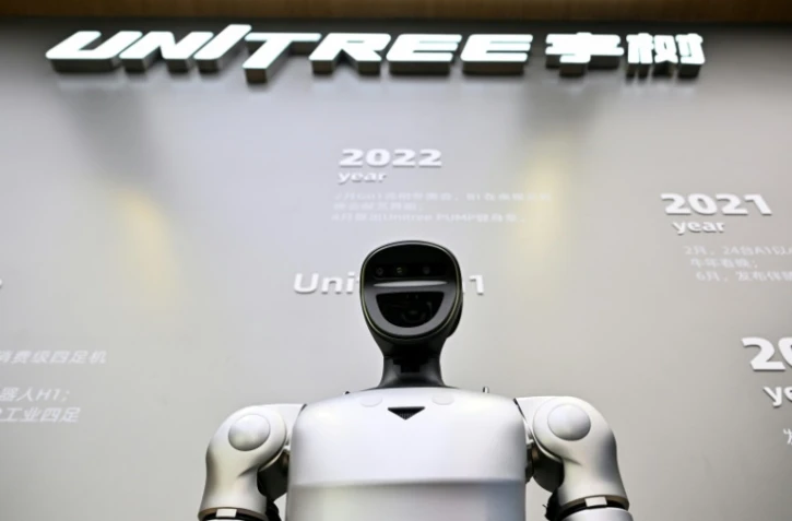 Un robot télécommandé du groupe chinois Unitree est exposé au Centre d’expérience d’intelligence incarnée de Unitree Robotics, dans le district de Jing’an à Shanghai, le 19 août 2026
