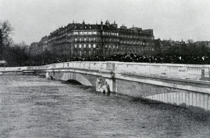 Le Pont de l'Alma à Paris, lors de la grande inondation de 1910