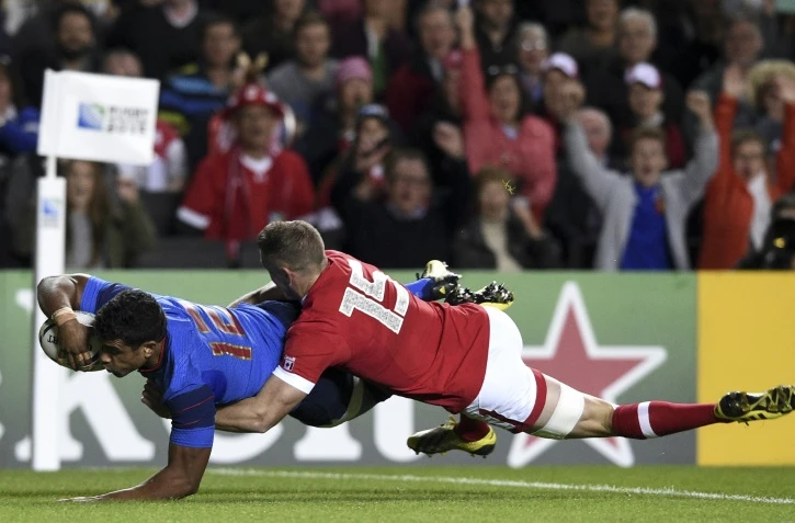 Le centre du XV de France Wesley Fofana inscrit le premier essai du match contre le Canada,, le 1er octobre 2015 à Milton Keynes au nord de Londres