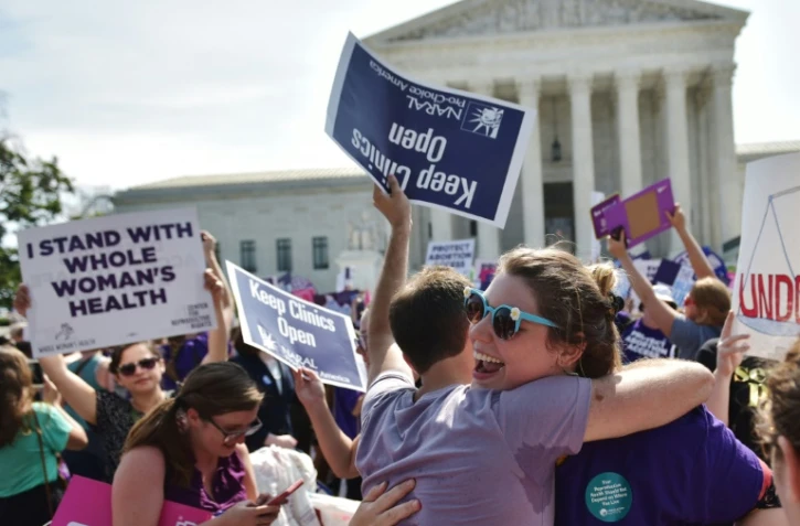 Des manifestants réagissent après une décision de la Cour suprême réaffirmant le droit à l'avortement, le 27 juin 2016 à Washington