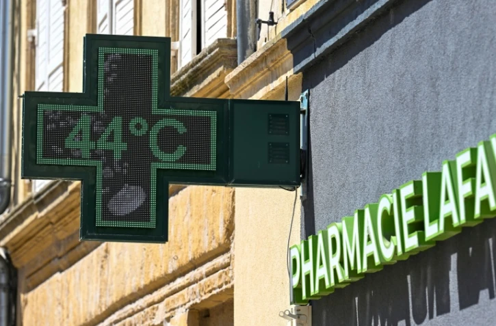 L'enseigne d'une pharmacie indique la température de 44°C à Thionville, dans le nord-est de la France, le 26 juin 2026