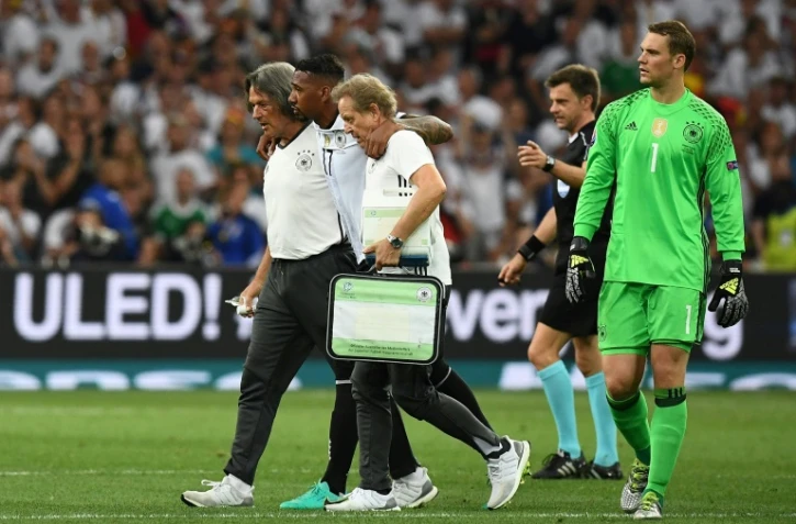 Le défenseur allemand Jerome Boateng sort sur blessure lors de la demi-finale de l'Euro contre la France, le 7 juillet 2016 au Vélodrome de Marseille