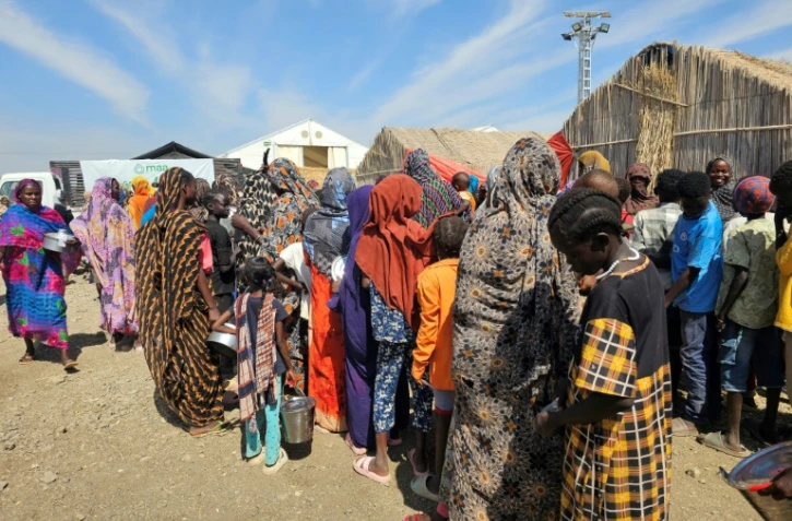 Des personnes déplacées attendent pour recevoir de l'aide, dans un camp de réfugiés à Gedaref, au Soudan, le 6 février 2026