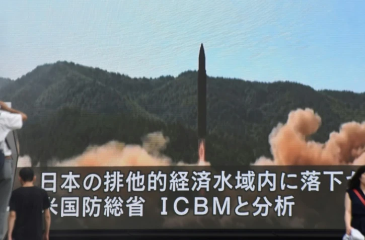 Sur un écran géant de Tokyo le 29 juillet 2017 les télévisions rapportent le tir de missile effectué par la Corée du Nord