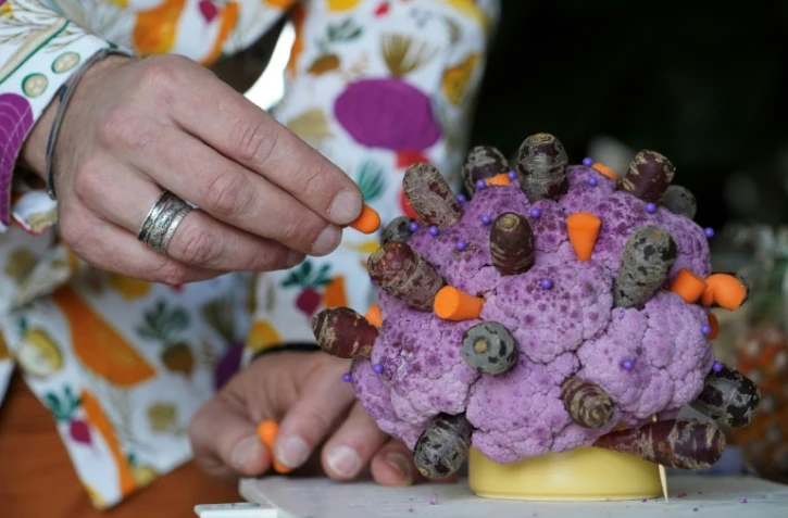 Lorenzo Saa, créateur du compte Instagram @covid19replicas, travaille sur l'une de ses oeuvres, le 14 mai 2020 à Londres