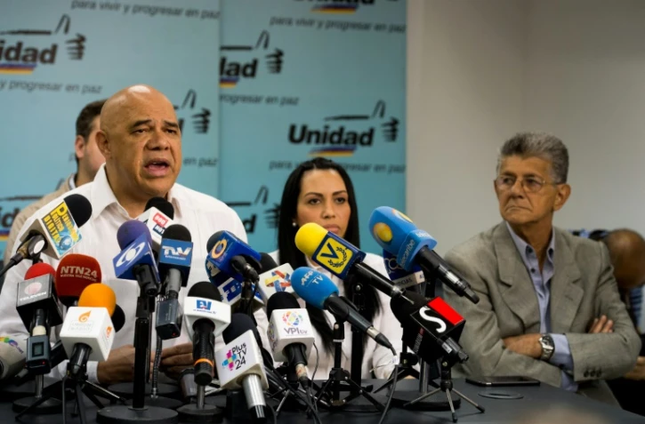 L'opposant vénézuélien  Jesus Torrealba (g), et le président de l'Assemblée nationale  Henry Ramos Allup (d), lors d'une conférence de presse à Caracas, le 5 septembre 2016