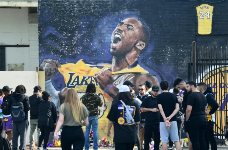 Des supporters des Lakers devant une fresque en hommage à Kobe Bryant à Los Angeles le 27 janvier 2020