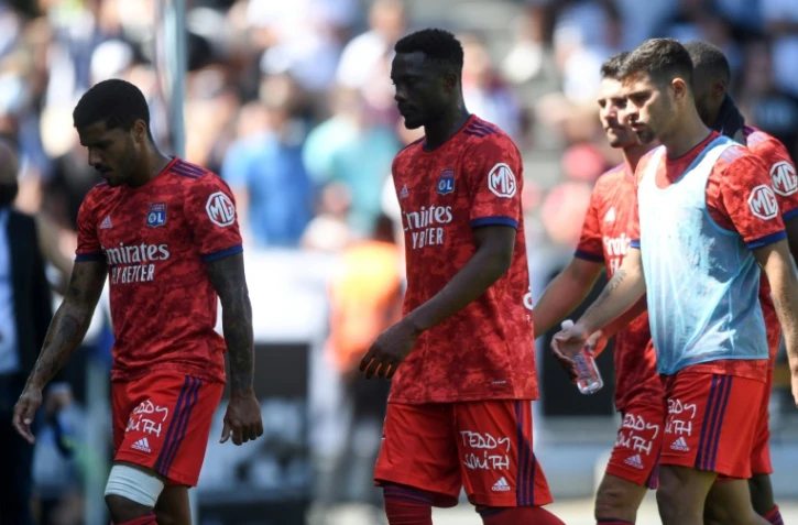Les joueurs lyonnais quittent la pelouse d'Angers, aprÚs leur défaite (3-0), lors de la 2e journée de L1, le 15 août au Stade Raymond Kopa
