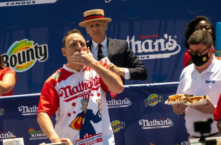 Le champion des mangeurs de hot dogs Joey Chestnut le 4 juillet 2021 à New York