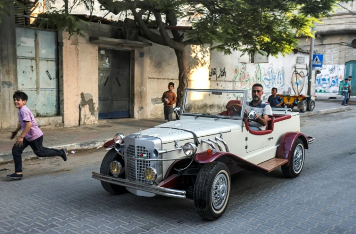 Mounir al-Chandi, un passionné de voitures anciennes, conduit sa Gazelle Mercedes-Benz de 1929, le 5 juin 2023 à Gaza