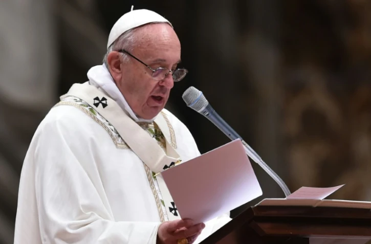 Le pape François  célébre la Veillée pascale dans la basilique Saint-Pierre, le 26 mars 2016 au Vatican