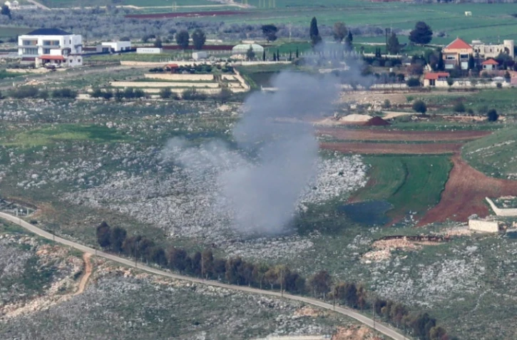 Une colonne de fumée s'élève du site d'un bombardement à l'artillerie israélien dans le village de Yohmor, dans le sud du Liban, le 22 mars 2025