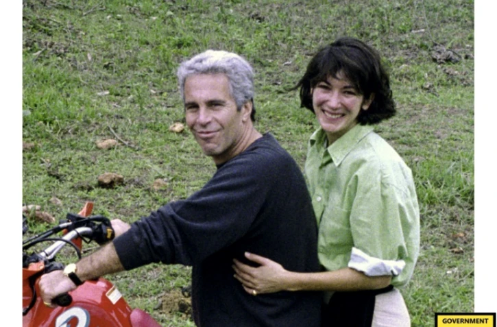 Photo non datée obtenue le 8 décembre 2021 auprès de la justice de New York, montrant Ghislaine Maxwell et Jeffrey Epstein