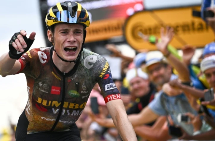 La joie du Danois Jonas Vingegaard, vainqueur de la 11e étape du Tour de France, entre Albertville et le Col du Granon, le 13 juillet 2022, et nouveau maillot jaune