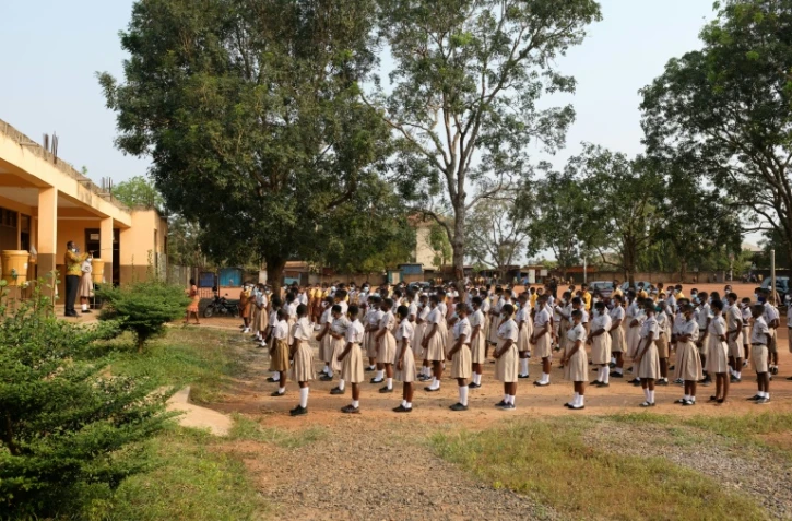 Des élèves rassemblés dans la cour de leur établissement pour le premier jour de réouverture des écoles au Ghana, à Accra le 18 janvier 2021
