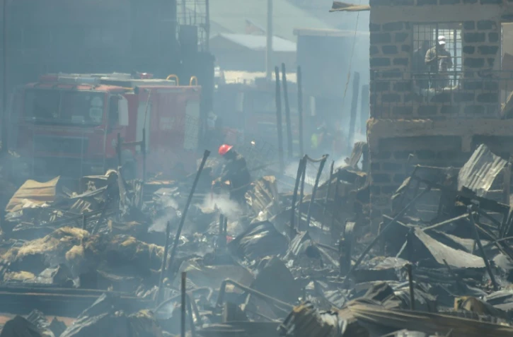Le marché de Gikomba, dans l'est de Nairobi, a été touché par un incendie qui s'est déclaré vers 02H00 du matin dans un dépôt de bois