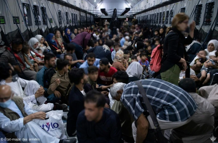 Photo fournie par l'Etat-major français des Armées le 26 août 2021, montrant des personnes évacuées de l'aéroport de Kaboul à bord d'un avion militaire français 