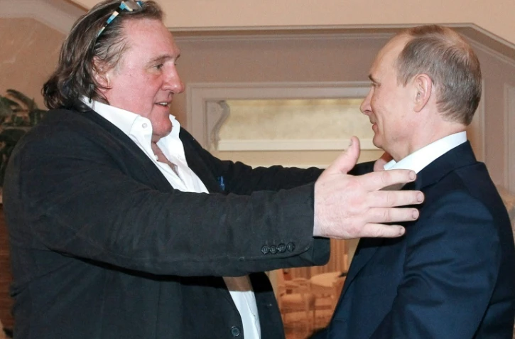 Le président russe Vladimir Poutine (à droite) salue l'acteur français Gérard Depardieu à la résidence de Poutine à Sotchi, au bord de la mer Noire, le 5 janvier 2013