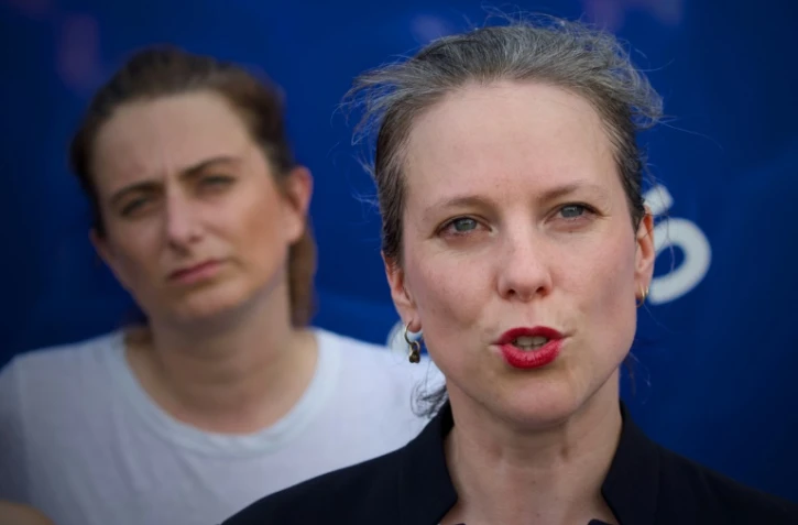 Marine Tondelier (g), la patronne des écologistes, et Lucie Castets, candidate du "Nouveau Front populaire" (NFP) au poste de Premier ministre, le 31 juillet 2024 à la Chapelle-Saint-Mesmin, près d'Orleans