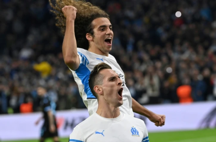 La joie des Marseillais Mattéo Guendouzi (haut) et Arkadiusz Milik après un but de ce dernier sur penalty contre la Lazio Rome en Ligue Europa, le 4 novembre 2021 au Stade Vélodrome 
