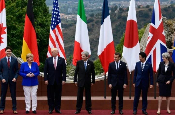 (g-d): le Premier ministre canadien Justin Trudeau, la Chancelière allemande Angela Merkel, le président américain Donald Trump, le Premier ministre italien Paolo Gentiloni, le président français Emmanuel Macron, le Premier ministre japonais Shinzo Abe et la Première ministre britannique Theresa May posent pour la photo de famille lors du G7, le 26 mai 2017 à Taormina, en Sicile