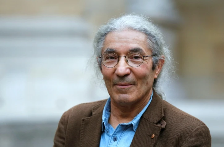 Photo d'archive de l'écrivain franco-algérien Boualem Sansal qui pose après avoir reçu un prix littéraire décerné par l'Académie française pour un roman individuel, à Paris, le 29 octobre 2015
