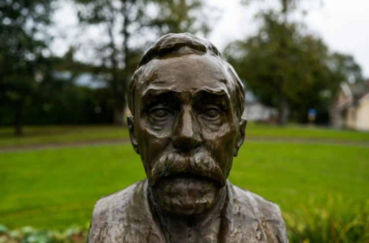 Buste d'Alfred Nobel devant le manoir de Bjoerkborn à Karlskoga en Suède, le 16 septembre 2021
