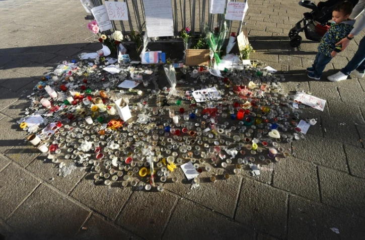 Des bougies pour les victimes des attentats de Paris, le 16 novembre 2015 à Marseille