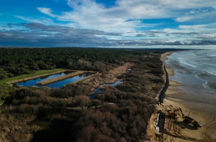 Vue aérienne de la lagune de Trillou, sur l'île d'Oléron, où des travaux sont en cours pour protéger les bassins d'infiltration face à l'érosion côtière, le 28 janvier 2026 à Le-Grand-Village-Plage, en Charente-Maritime