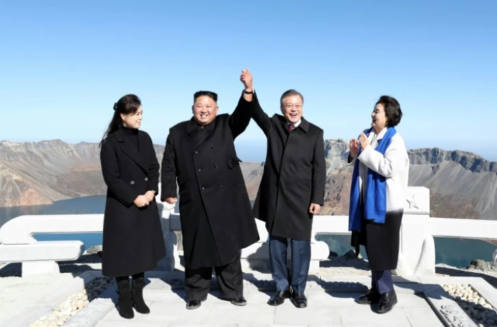 Le dirigeant nord-coréen Kim Jong Un et son épouse Ri Sol Ju (à gauche) avec le président sud-coréen Moon Jae-in et son épouse Kim Jung-sook (à droite) au sommet du mont Paektu (Corée du Nord) le 20 septembre 2018.