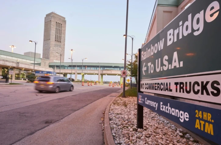 Une voiture s'apprête à entrer aux Etats-Unis en traversant le Rainbow Bridge, qui relie la province canadienne de l'Ontario à l'Etat américain de New York , le 7 novembre 2021