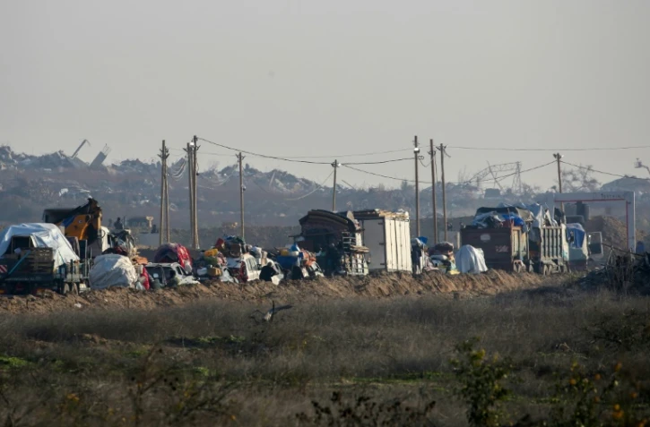 Des déplacés palestiniens attendent de franchir un poste de contrôle tenu par les forces de sécurité américaines et égyptiennes dans le corridor de Netzarim, dans le centre de la bande de Gaza, le 29 janvier 2025
