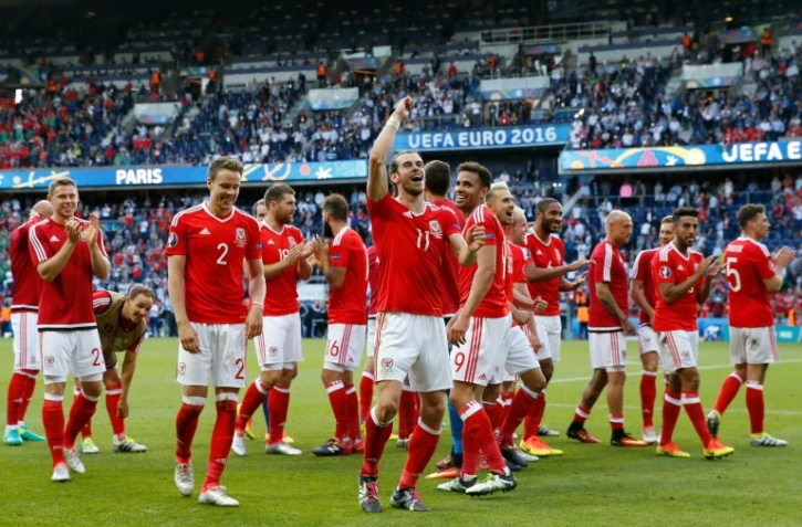 Gareth Bale (c) salue les supporters après la qualification en quarts de finale de l'Euro du Pays de Galles au détriment de l'Irlande du Nord au Parc des Princes, le 25 avril 2016 