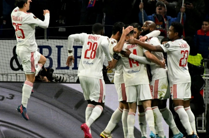 La joie des Lyonnais après l'ouverture du score par leur attaquant Moussa Dembélé face à Porto, lors du 8e de finale retour de la Ligue Europa, le 17 mars 2022 au Groupama Stadium à Décines-Charpieu