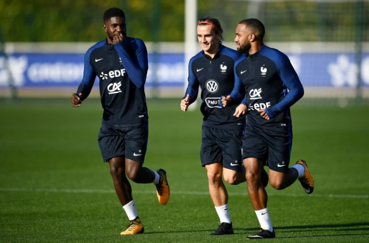 Le défenseur Samuel Umtiti et les attaquants Antoine Griezmann et Alexandre Lacazette, lors d'un entraînement des Bleus  à Clairefontaine, 3 octobre 2017 