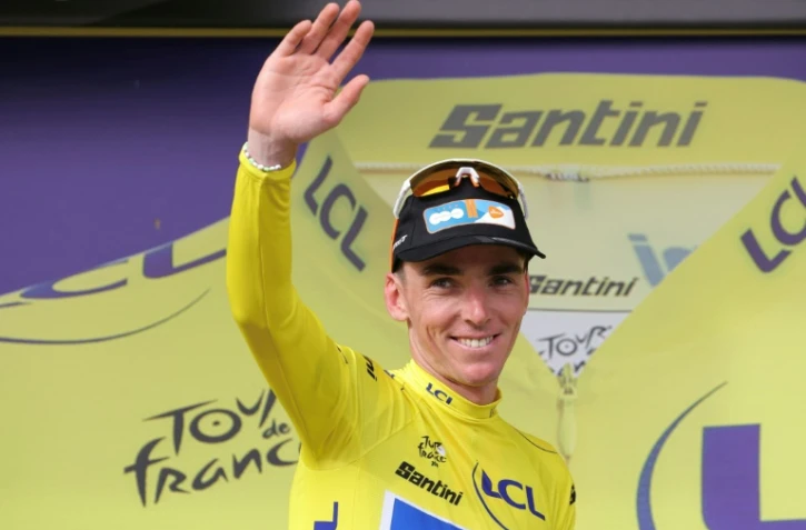 Romain Bardet salue l'assistance après avoir reçu le maillot jaune à l'issue de la première étape du Tour de France entre Florence et Rimini, en Italie, le 29 juin 2024