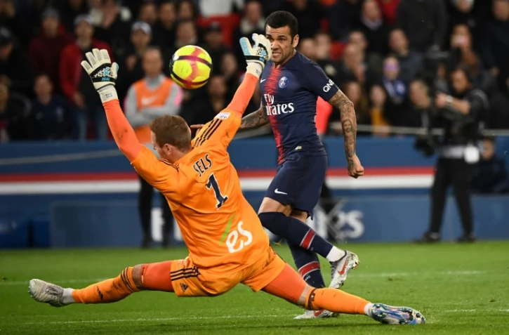 Le défenseur brésilien du PSG Dani Alves (d) face au gardien strasbourgeois Matz Sels, le 7 avril 2019 au Parc des Princes  