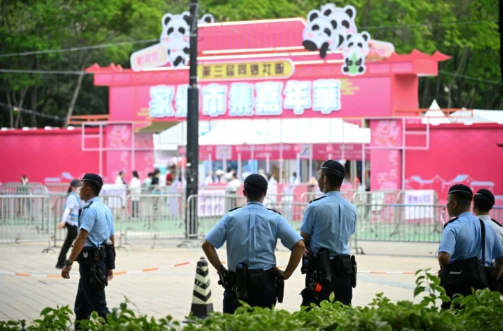 Des policiers chinois patrouillent dans le parc Victoria, où se sont tenues pendant des années des commémorations de la répression de Tiananmen, à Hong Kong, le 3 juin 2025