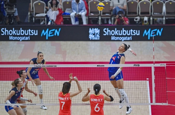 La capitaine des Bleues Héléna Cazaute au smash lors du 8e de finale du Mondial de volley contre la Chine, le 31 août 2025 à Bangkok