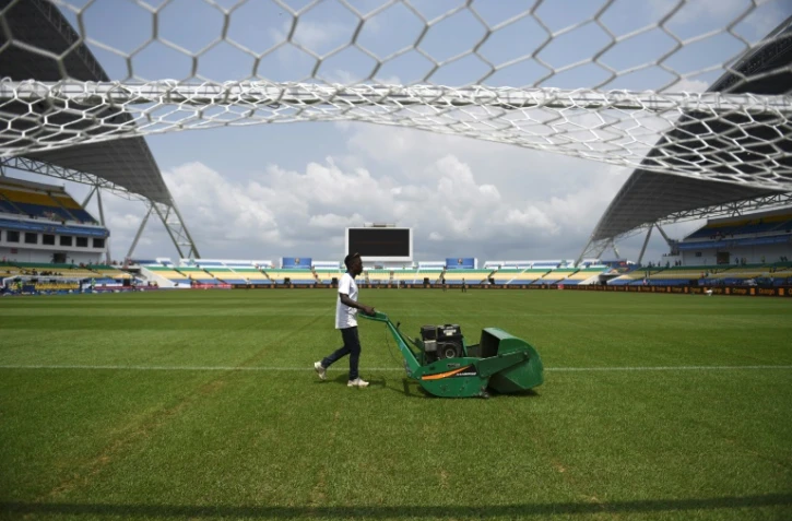 Un jardinier prépare la pelouse du stade de Libreville au Gabon qui accueille le match d'ouverture de la CAN, le 14 janvier 2017