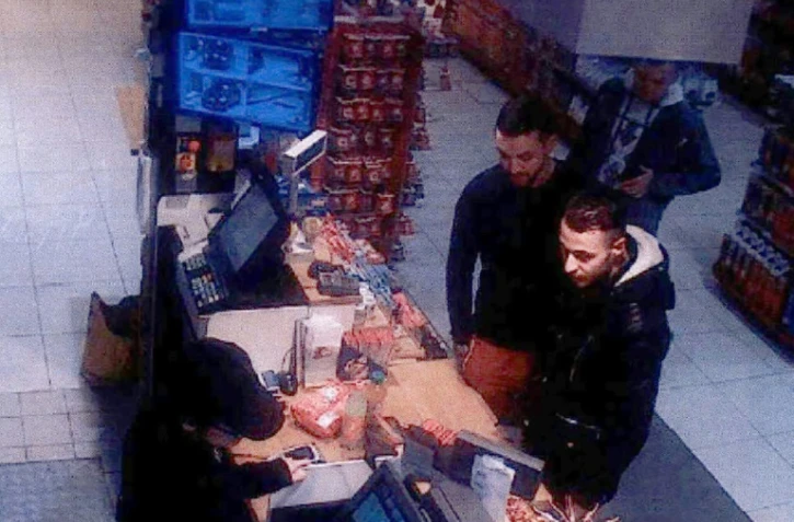Capture d'écran d'une caméra de surveillance, montrant Salah Abdeslam (d) dans une station service à Ressons, le 11 novembre 2015