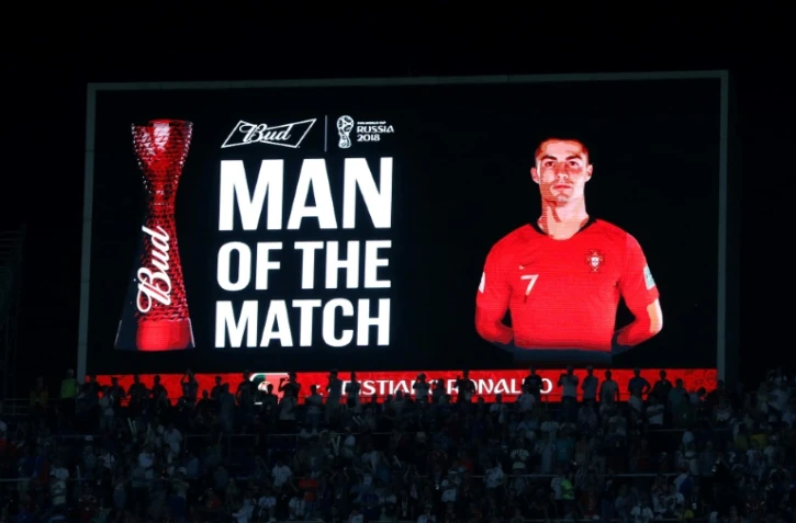 Un écran géant désigne Cristiano Ronaldo "L'homme du match" à l'issue de Portugal-Espagne, à Sotchi, le 15 juin 2018